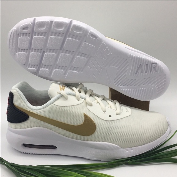 Nike Women's Air Max Oketo - Picture 2 of 8